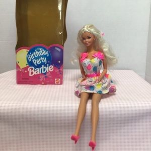 Vintage birthday Barbie in new condition. Beautiful! 😍